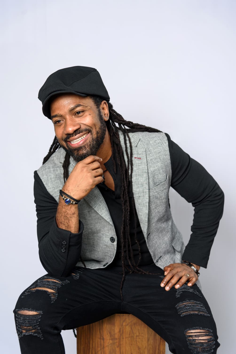 Read more about the article Reggae Festival Guide (RFG) catches up with Hezron about current projects – Click to read more